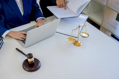 法官槌与司法律师有团队会议在律师事务所背景。法律概念