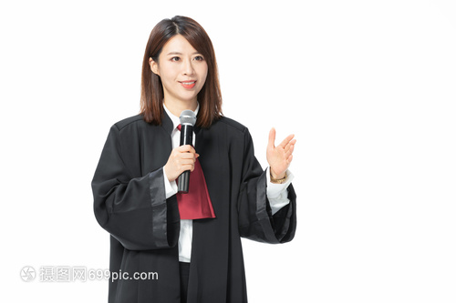 青年女性律师辩护发言