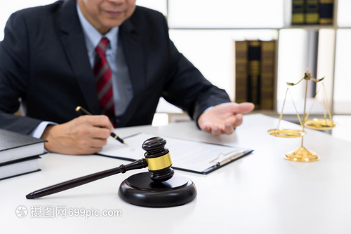 在其办公室工作的专业秘书律师签署与信托事务所客户公证律师和法服务概念的合同协商