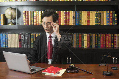 男律师查阅电脑图片素材_免费下载_jpg图片格式_VRF高清图片500983599