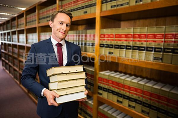 法律图书馆里英俊的律师